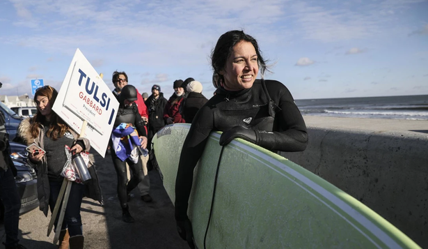 Surfista y veterana de guerra, la ex demócrata Tulsi Gabbard cambia de bando y gana protagonismo en las filas de Trump