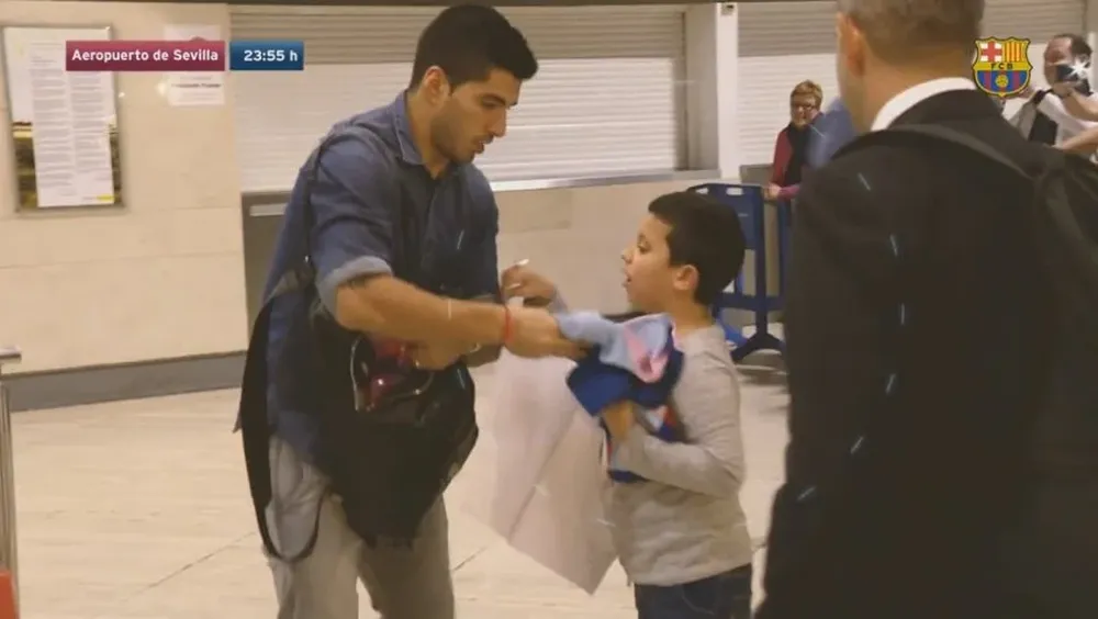 Suárez le regaló su camiseta a un niño
