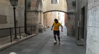 Granoche grabando un comercial en el centro de Modena