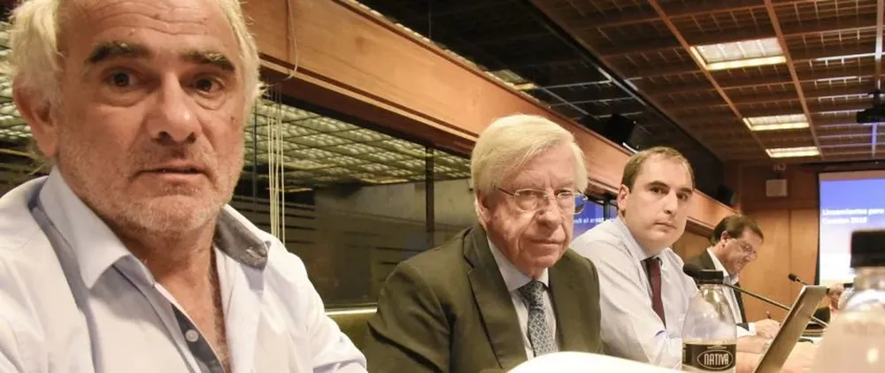 El ministro de Economía, Danilo Astori, presentó la Rendición de Cuentas a la bancada de legisladores