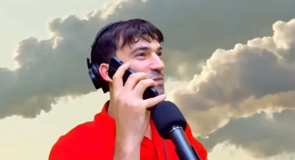 Pedro Rosemblat mostrando un audio de Lali Espósito