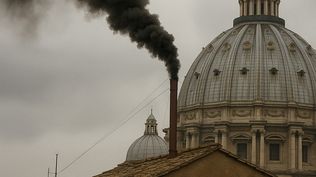 Sale humo negro de la chimenea del Vaticano