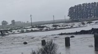 Cerro Largo y una imagen habitual desde mediados de agosto de este año: muchos campos. caminos y puentes bajo agua.