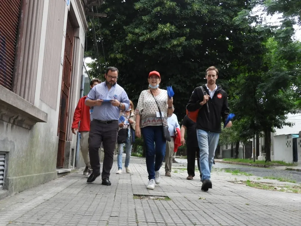 Las caminatas que realiza el Partido Colorado con presencia de dirigentes y militantes.