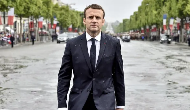 Emmanuel Macron llega al Arco del Triunfo en París para su investidura como nuevo mandatario de Francia