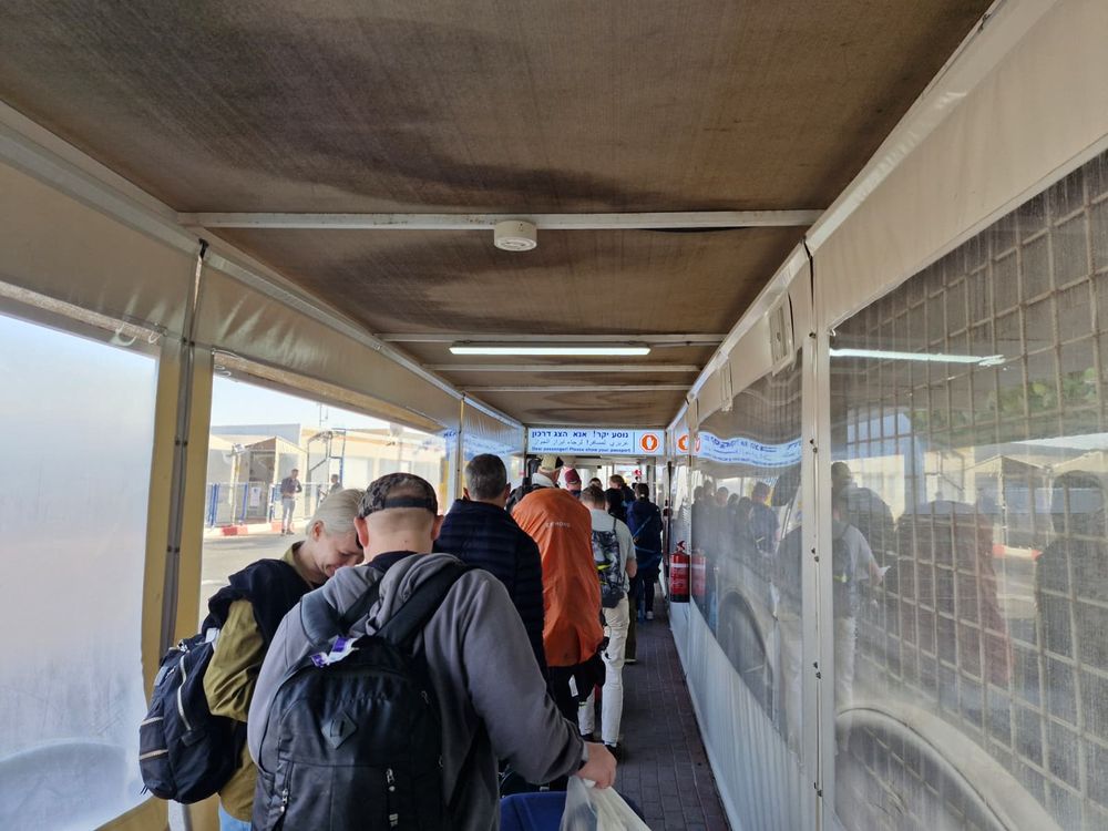 Una crónica de guerra inesperada: la normalidad israelí bajo misiles y una evacuación caótica por Egipto