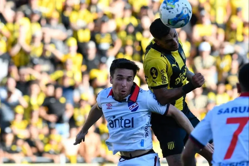 Escena del partido que se jugó este viernes en el Campeón del Siglo