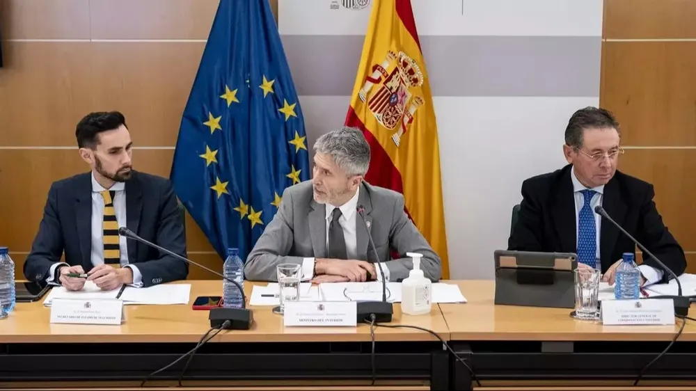 Rafael Pérez (dcha) y José Antonio Rodríguez (izda) flanquean al ministro del Interior, Fernando Grande-Marlaska