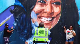 Dos mujeres posan frente a un mural de Kamala Harris en Chicago