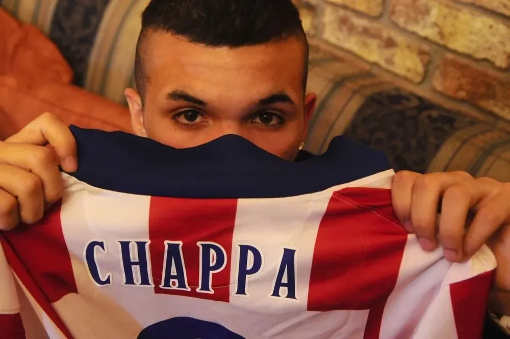 Shiappacasse con la camiseta que le regaló Atlético de Madrid
