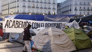 Unas mil personas continúan acampadas en la Puerta del Sol.