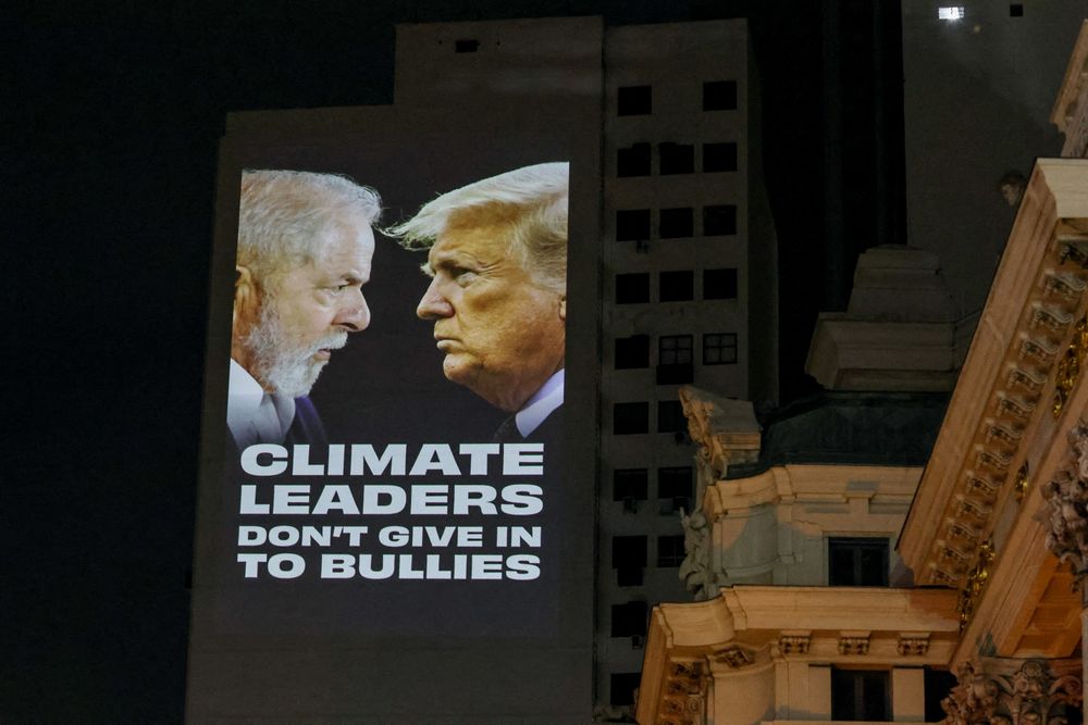 Activistas ambientales proyectan imágenes de Lula da Silva y Donald Trump en Río de Janeiro, Brasil.
