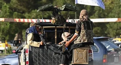 Fotografía de archivo (Agosto 2021). Combatientes talibanes patrullan en Kabul