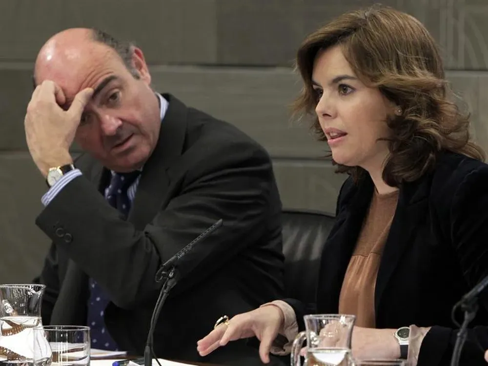 El ministro de Economía y la vicepresidente españoles anunciaron un oscuro futuro para la economía del país ibérico