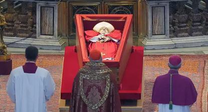 El papa Francisco, en el ataúd para el último adiós en San Pedro.