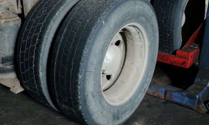 Un hombre se encuentra grave tras ser golpeado por una rueda auxiliar que se soltó de otro camión en la Rambla