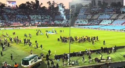 La bengala náutica que tiró un barra de Nacional desde el talud de la Colombes mientras Peñarol festejaba y que fue grabada desde la Ámsterdam