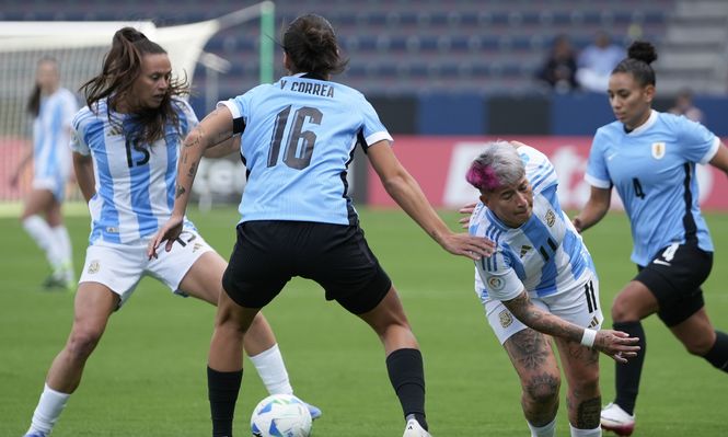 Alices Correa de Uruguay disputa el balón con Maria Bonsegundo y Yamila Rodríguez de Argentina por la Copa América femenina