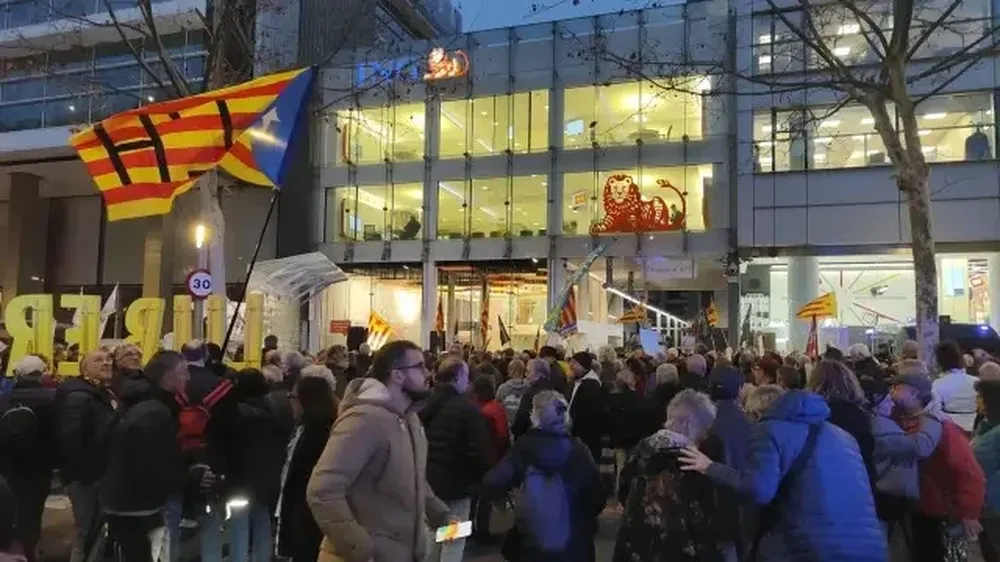 Manifestantes piden la libertad de Julian Assange en Barcelona