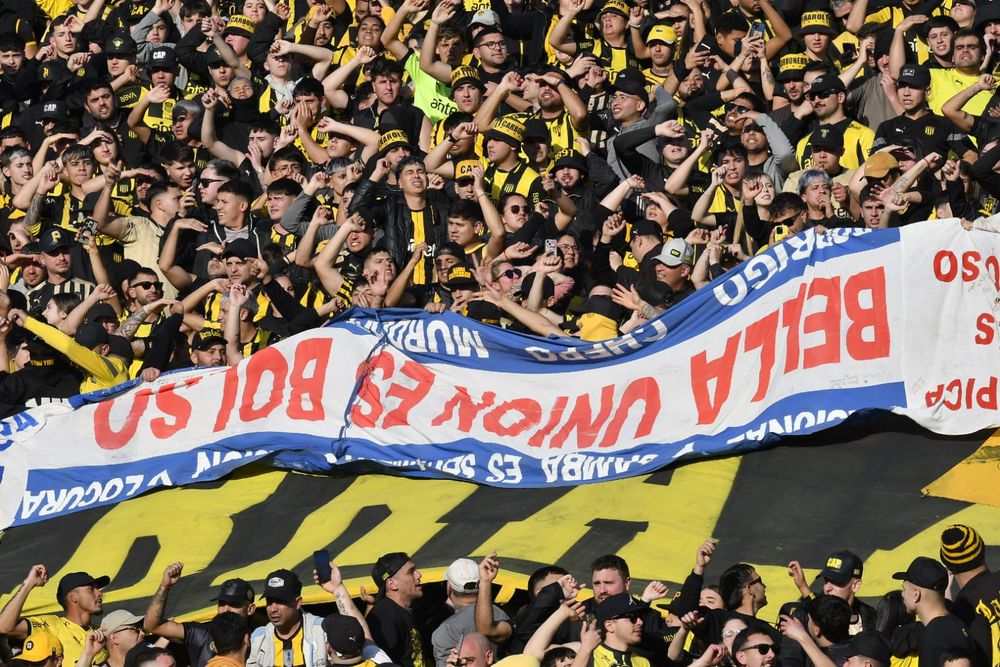 Hinchada de Peñarol con una bandera robada de Nacional