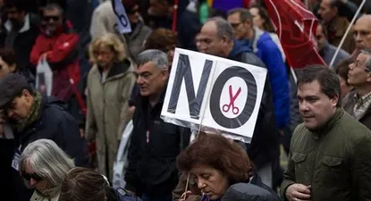 Economía española se contrae por tercer trimestre consecutivo