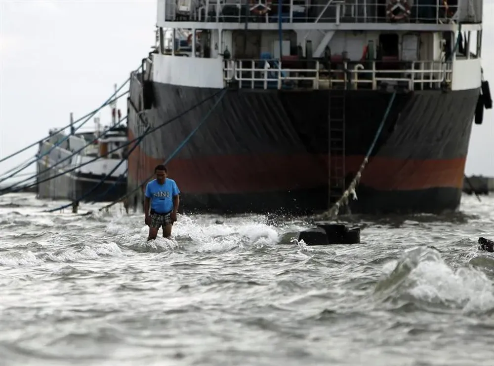 Filipinas- Un hombre filipino camina por el puerto de Navotas, al este de Manila