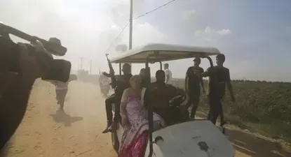 Israelíes son trasladados a Gaza como rehenes.