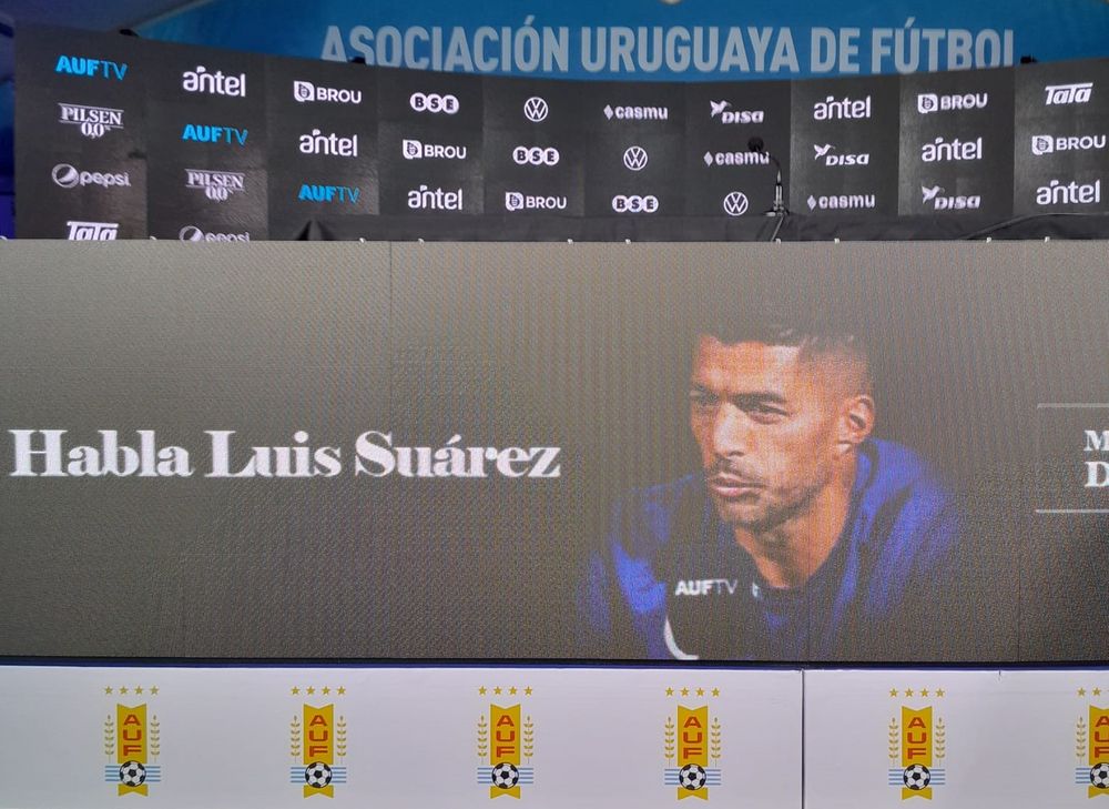 Luis Suárez ya tiene todo pronto para hablar en conferencia de prensa en el Estadio Centenario