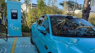 Le empresa que monta una red de 100 cargadores eléctricos, invirtió US$ 2.5 millones y estudia instalar su propia planta fotovoltaica