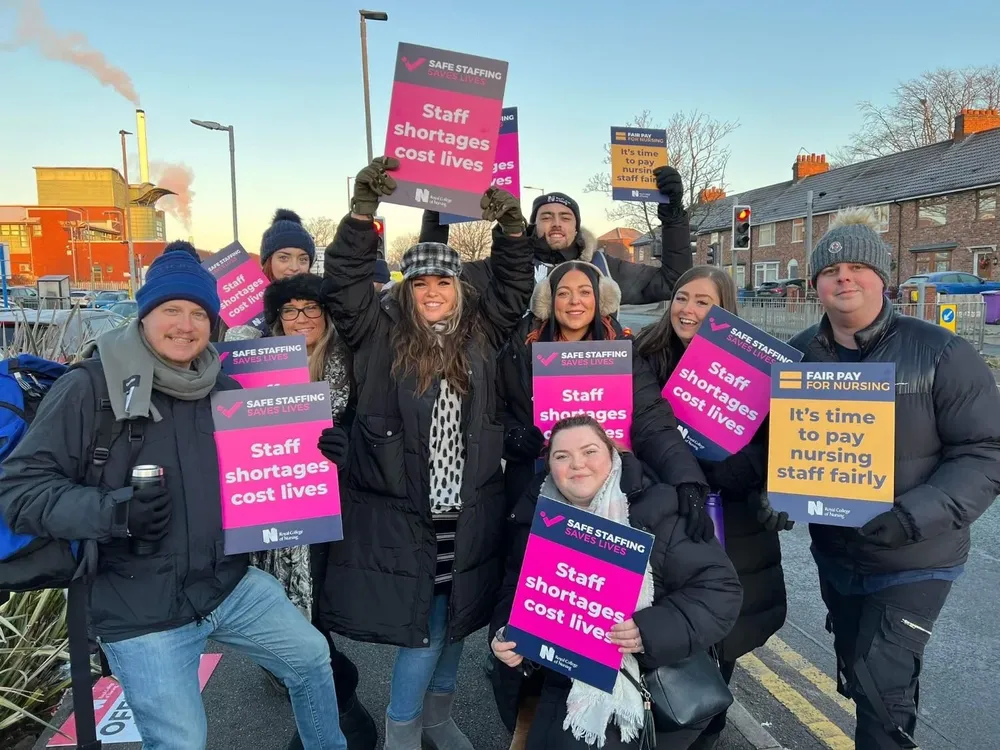 La huelga de enfermeras se produce cuando el NHS está en crisis, con condiciones de trabajo en declive para el personal clínico y en medio de las presiones sufridas por la pandemia