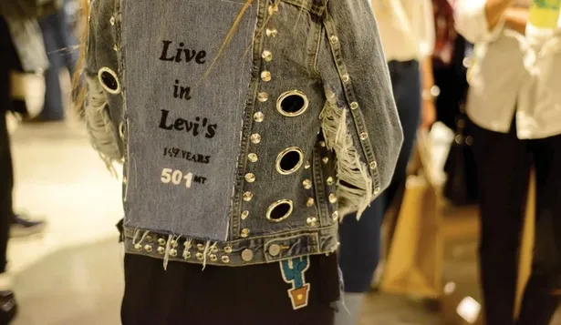 El tailor shop está abierto desde la hora 15 a la hora 20 todos los días