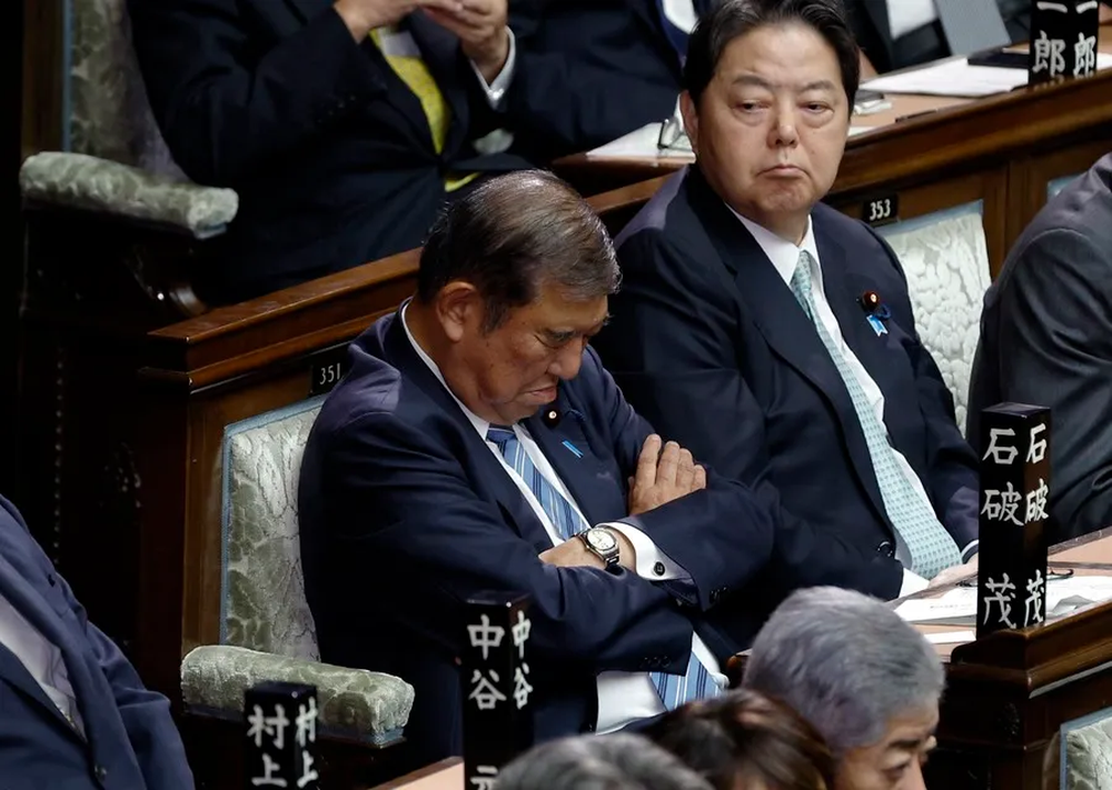 El primer ministro japonés, Shigeru Ishiba, aparentemente dormido durante la votación parlamentaria en la que fue reelegido este lunes.&nbsp;