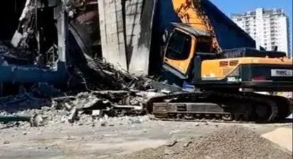 Las máquinas trabajando en la demolición del Punta Shopping