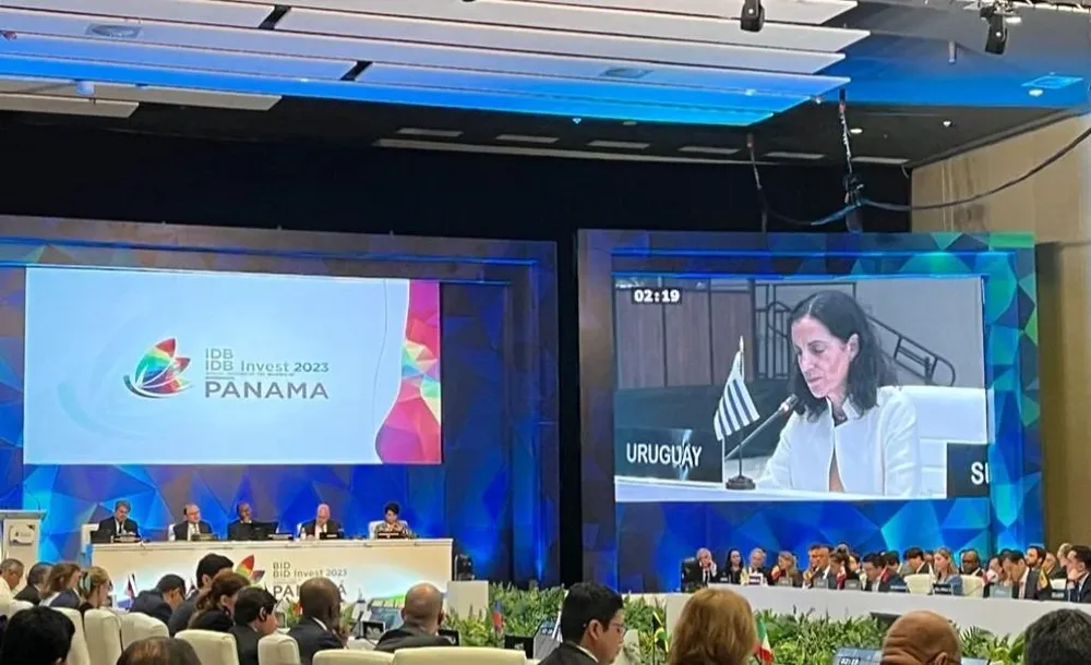 Azucena Arbeleche en reunión anual del BID