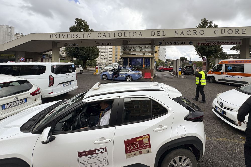 Una vista general del hospital Agostino Gemelli de Roma, donde el Papa Francisco, ingresó en la mañana del viernes para realizar algunos exámenes diagnósticos necesarios y continuar el tratamiento de la bronquitis, informó el Vaticano. 