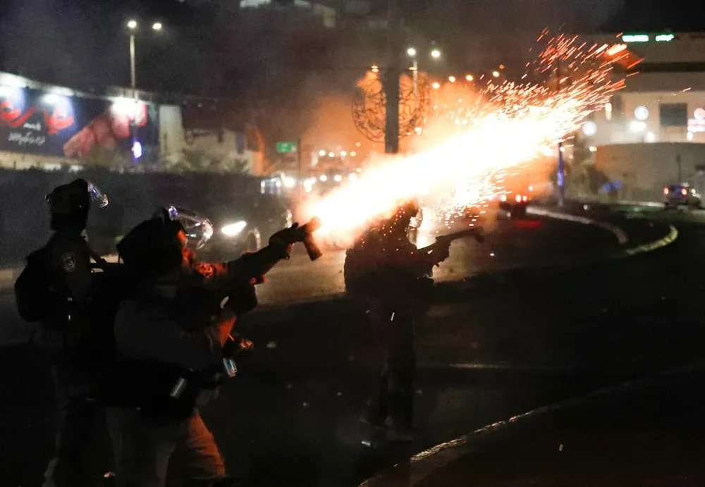 Fuerzas de seguridad israelíes disparan gases lacrimógenos durante enfrentamientos con palestinos en la ciudad mayoritariamente árabe de Umm al-Fahm, en el norte de Israel, el 19 de mayo de 2021