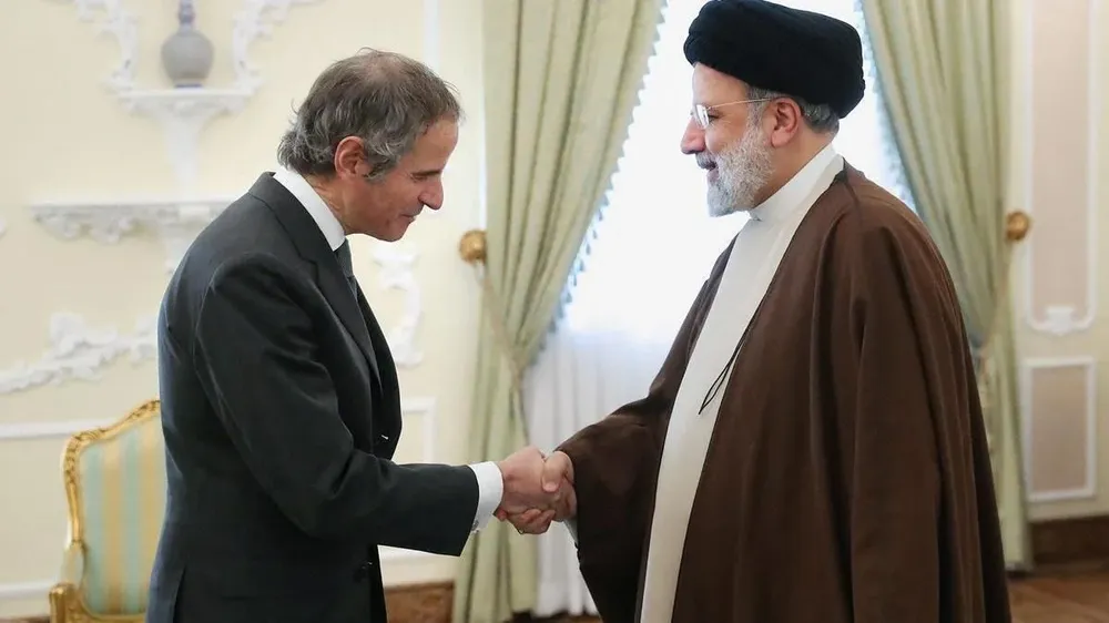 El director del Organismo internacional de Energía Atómica, Rafael Grossi, saluda al presidente de Irán, Ebrahim Raisi.