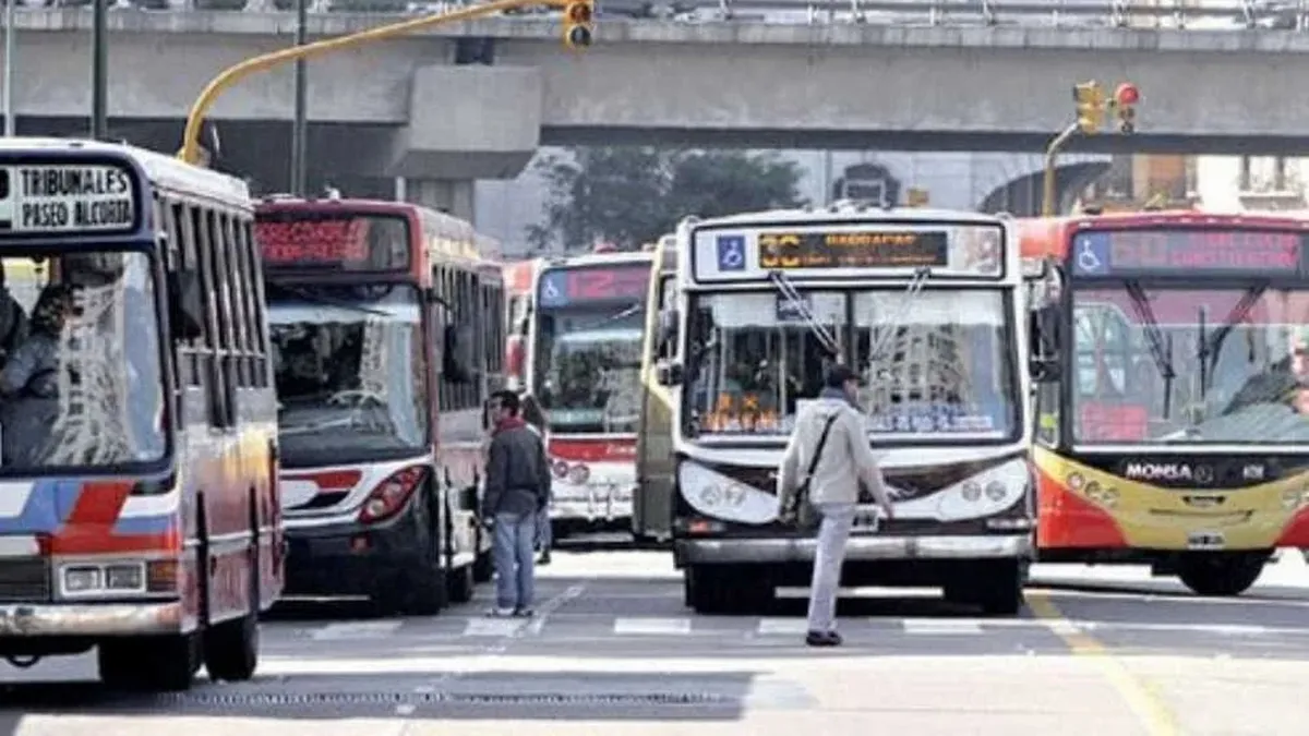 Paro de colectivos: la UTA llegó a un acuerdo con las empresas y no ...