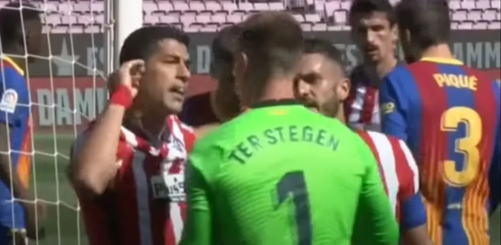 Luis Suárez le protesta a Ter Stegen que el arquero le pegó con el puño en la cabeza