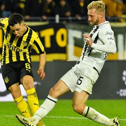 Leonardo Fernández de Peñarol, ante The Strongest por la Copa Libertadores Leonardo Fernández de Peñarol, ante The Strongest por la Copa Libertadores