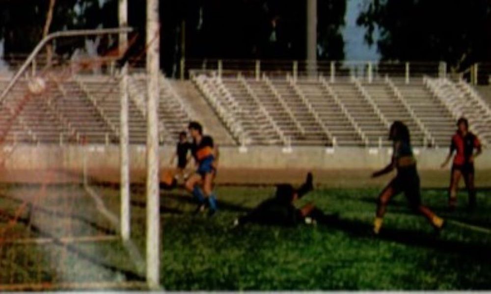 Fernando Morena define para el segundo de Boca Juniors ante Atlas en un amistoso en 1984, mientras el Loco Gatti, jugando de delantero y con medias amarillas, llegaba muy cerca de la jugada Fernando Morena define para el segundo de Boca Juniors ante Atlas en un amistoso en 1984, mientras el Loco Gatti, jugando de delantero y con medias amarillas, llegaba muy cerca de la jugada