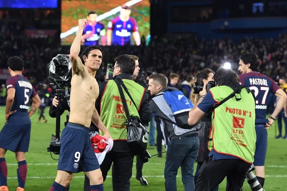 Cavani en el festejo de PSG tras golear a Mónaco y ganar la Ligue 1