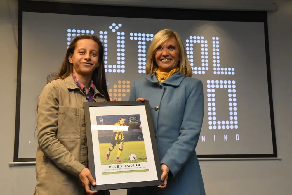Yo de chica jugaba al fútbol, le dijo Argimón a Aquino