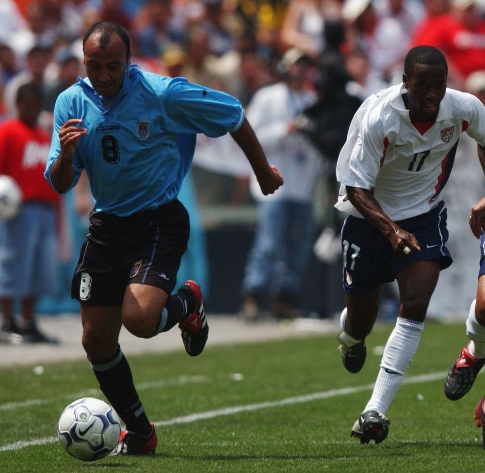 Gustavo Méndez desbordando por la punta en un partido con la selección de Uruguay, marcado por DaMarcus Beasley de Estados Unidos, previo al Mundial 2002