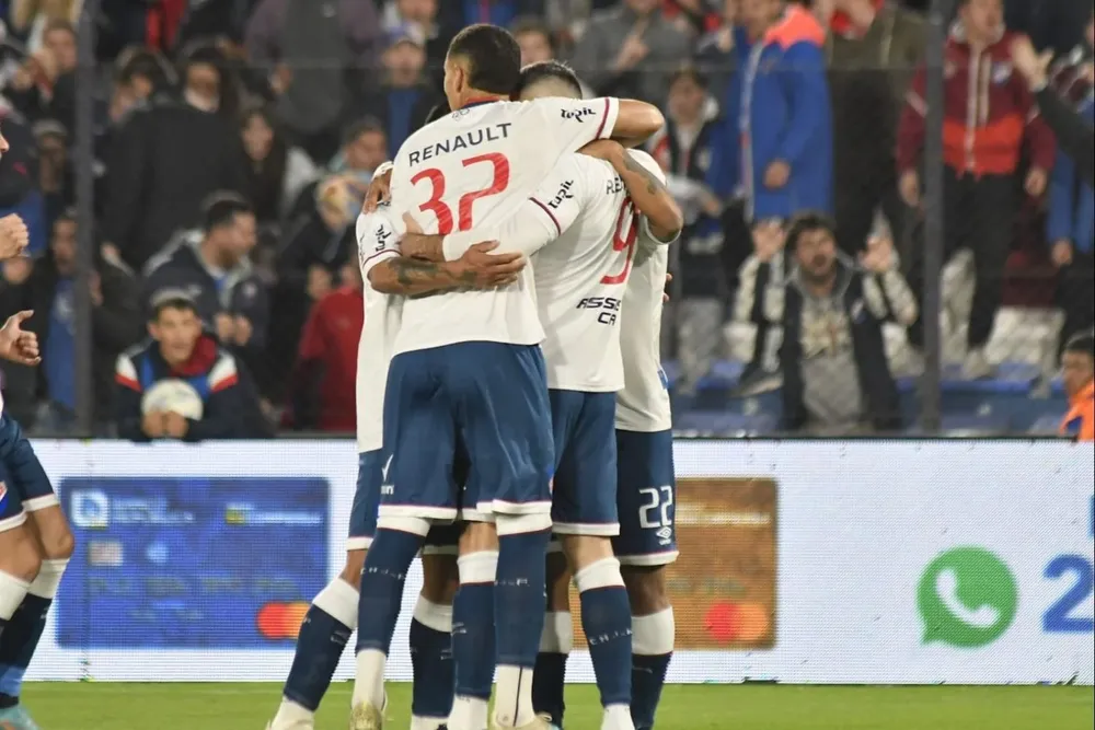 Abrazo de gol de Fagúndez
