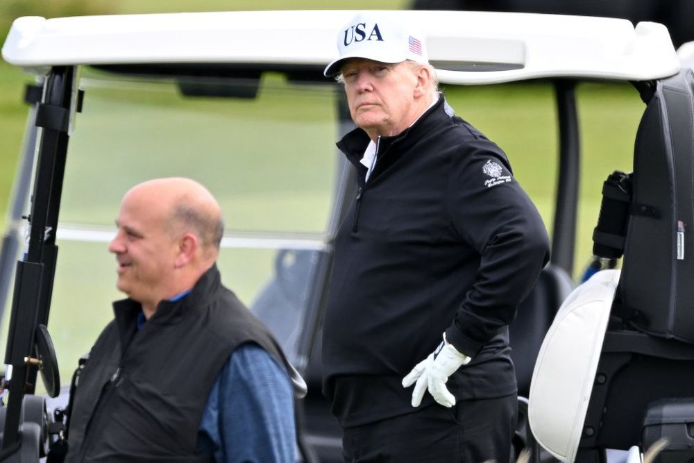 Donald Trump durante su partida de golf en Escocia.