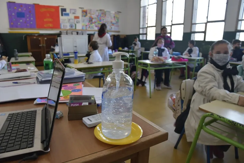 Estudiantes en clase al inicio de la pandemia