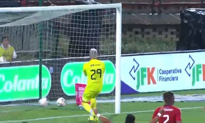 Mirá el increíble gol que le hizo un uruguayo a Washington Aguerre en su debut en el fútbol colombiano