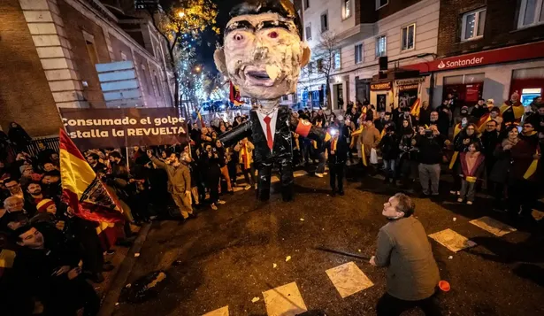 La Policía cita a declarar al convocante de de la protesta de Ferraz donde se apaleó un muñeco de Sánchez