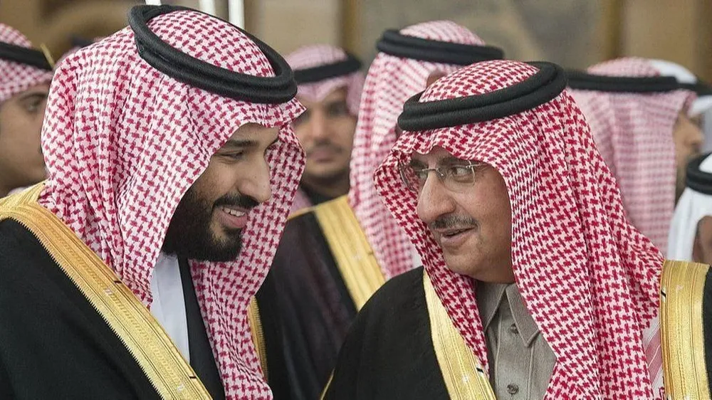 Mohammed bin Salman (izquierda) reemplazó a Mohammed bin Nayef (derecha) como príncipe heredero en 2017